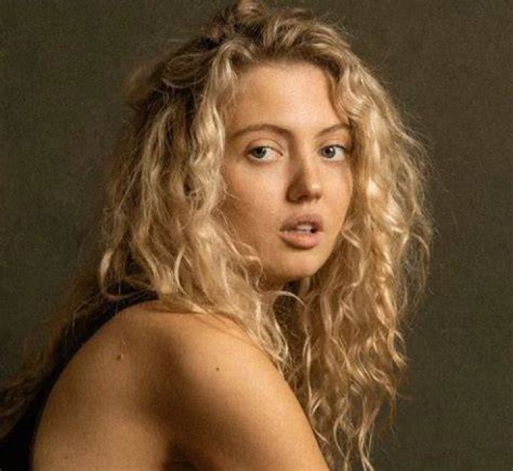 Amelia Clarkson Bio (Wiki) 