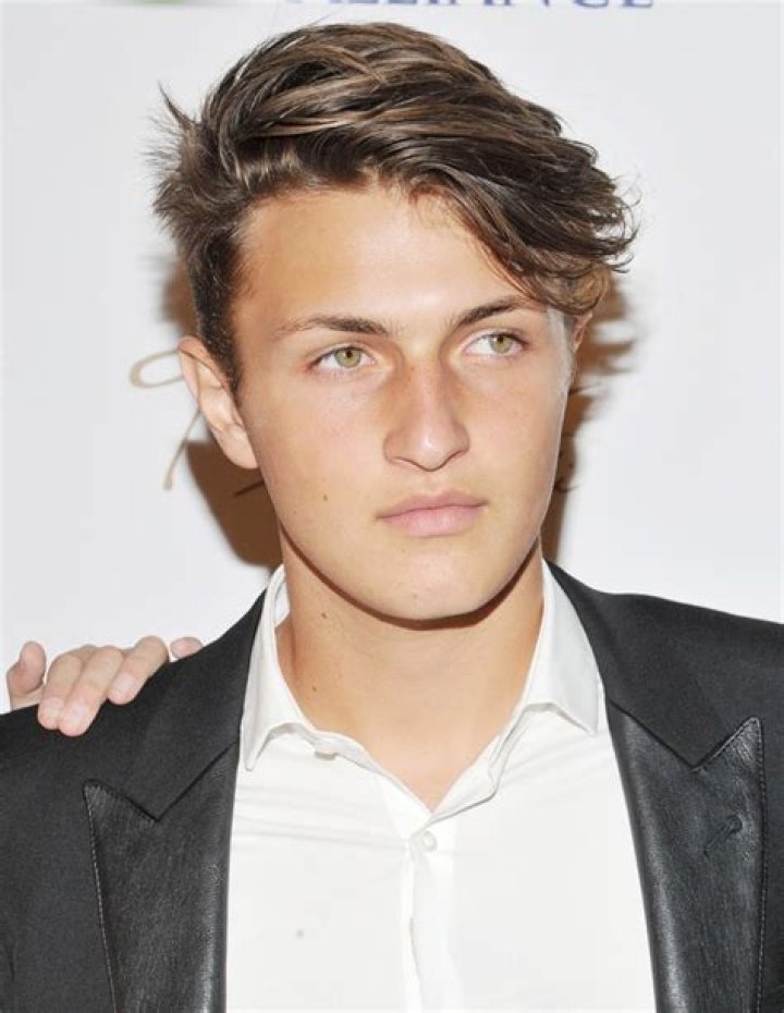Anwar Hadid (1)