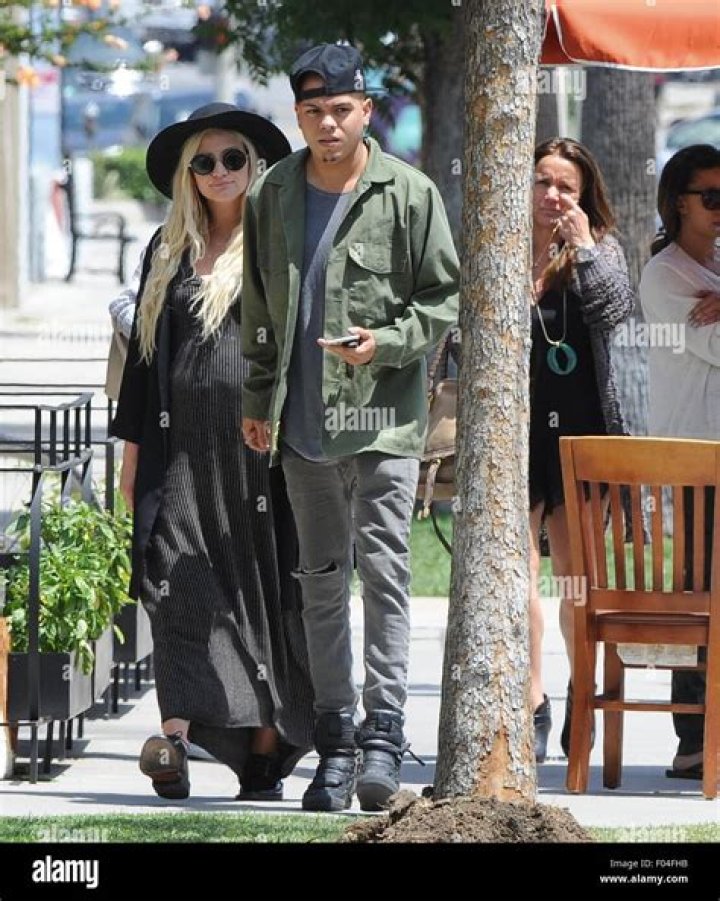 	Ashlee Simpson Engaged and Pregnant?	