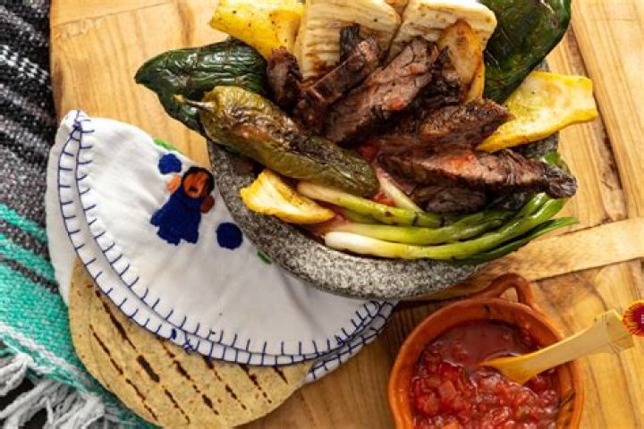 How do you eat molcajete?
