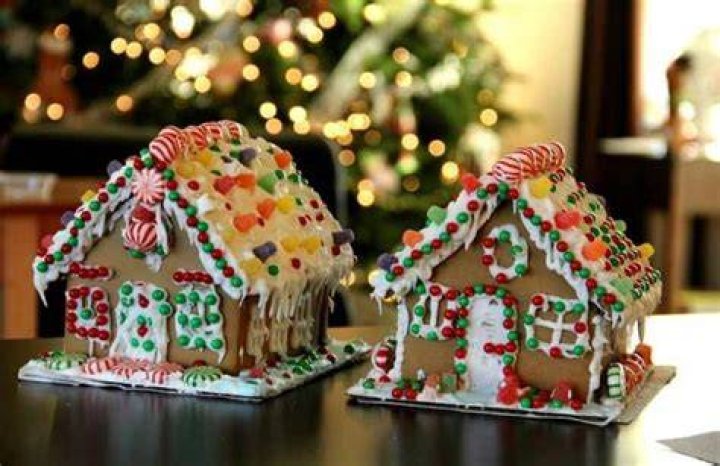 How long does a gingerbread house stay fresh?