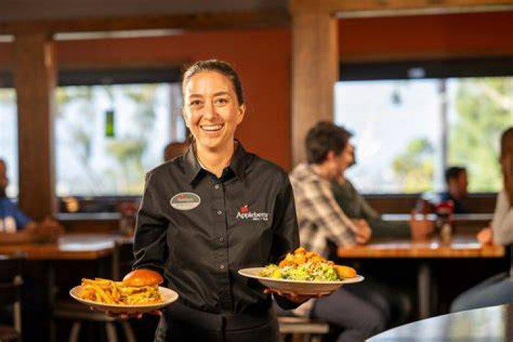How much do servers make at Applebee’s in tips?