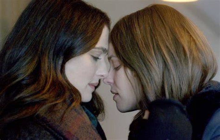 Is Rachel Weisz lesbian?
