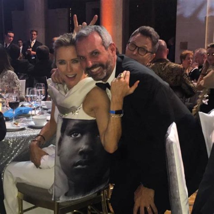 Is Tea Leoni lesbian?