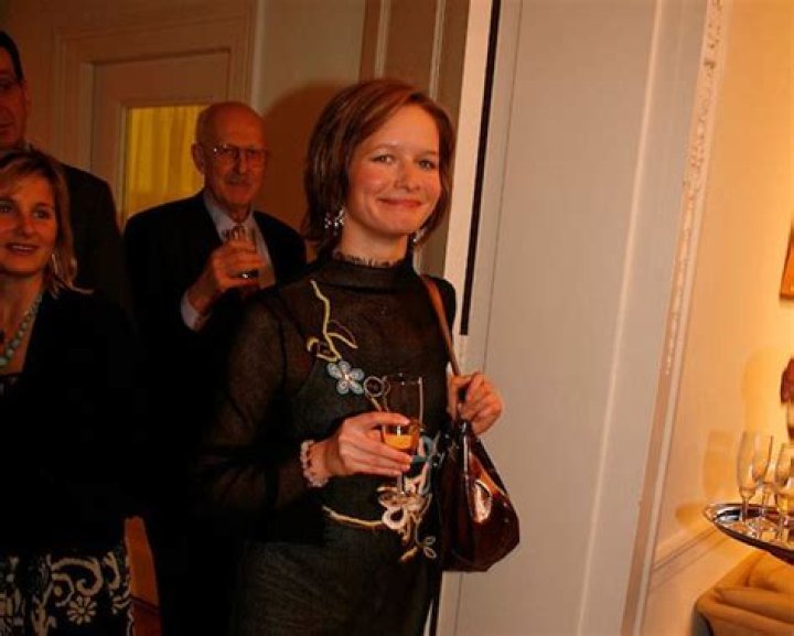 Julia Stoepel Bio (Wiki) 