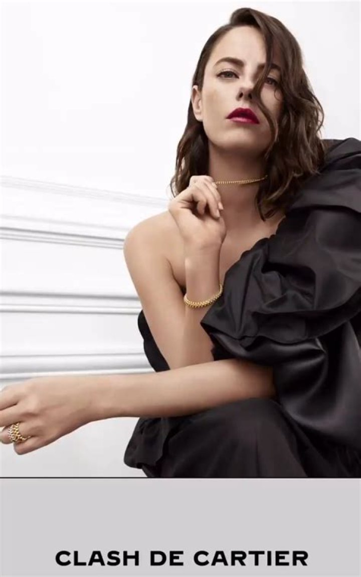 Kaya flexing her Cartier timepiece