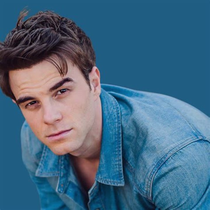Nathaniel Buzolic photo 3