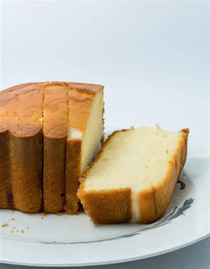 What causes a cake to crumble?