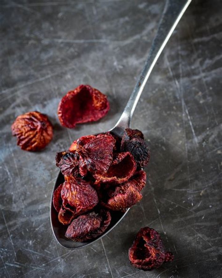 What does a Quandong taste like?
