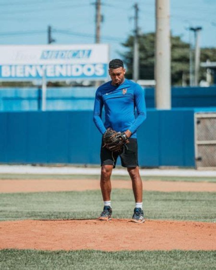 What nationality is Edwin Diaz?